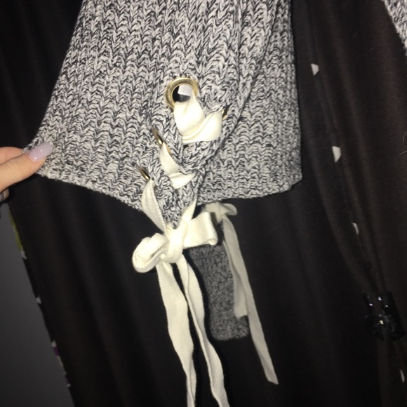 GUESS Sweater - Picture 2 of 4